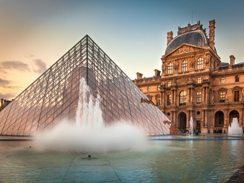 Bên ngoài bảo tàng Louvre