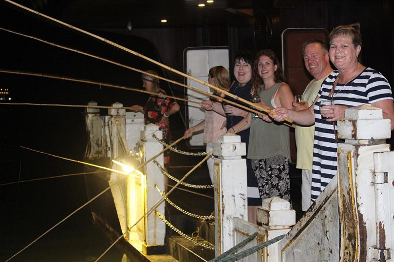 Trải nghiệm tham gia hoạt động câu mực ban đêm trên tàu tại vịnh Hạ Long