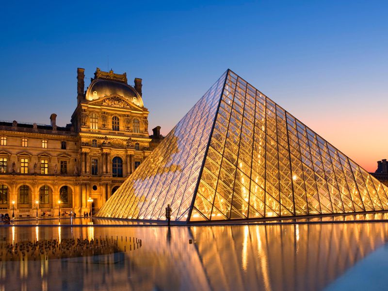 Bảo tàng Louvre rực rỡ dưới ánh hoàng hôn