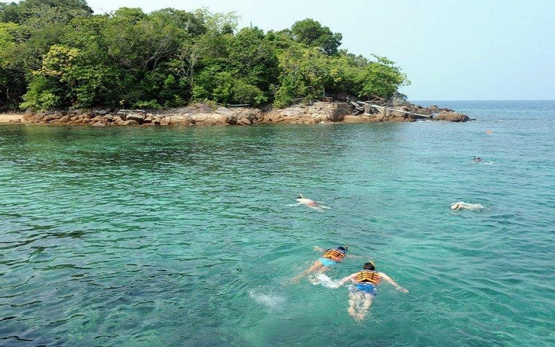 Du khách bơi lội trong làn nước trong xanh của đảo Bidong