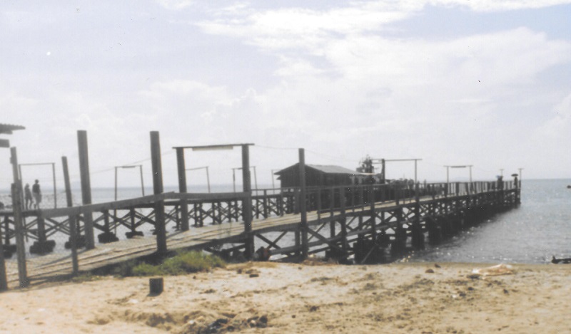 Chiếc cầu tàu duy nhất phục vụ cho hòn đảo Bidong chỉ có cái nền bằng bê-tông