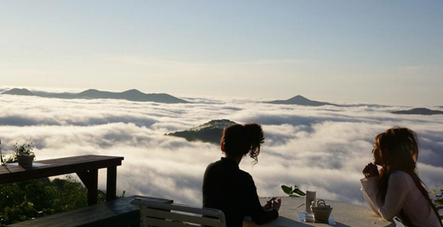 Ngắm mây trên đỉnh Unkai Terrace
